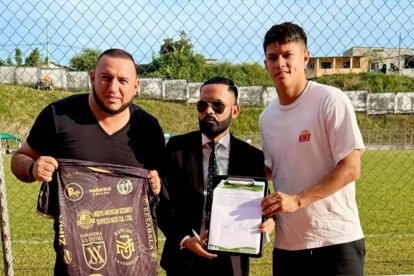 El abogado penalista y presidente de la Liga Deportiva Universitaria de El Carmen, Santiago Daniel Rodríguez, presentando al futbolista Aldair Vasquez.