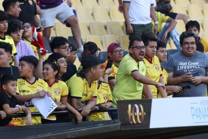 Hinchas de Barcelona expresan su descontento en el estadio Monumental.
