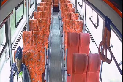 El agente de tránsito implicado viajó en el bus que, al parecer, pretendía retener.