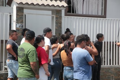 Moradores salieron de sus casas para observa la labor policial.