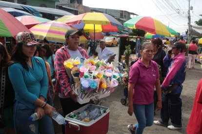 Mariana Arce trabaja como conductora de tricimoto, pero en fechas especiales vende flores.