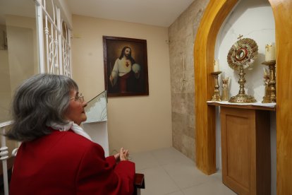 En una esquina adecuaron una capilla para veneración del Santísimo Sacramento.