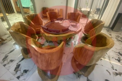 Sobre la mesa se pueden observar algunos objetos.