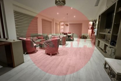 Esta es la sala del inmueble, que también fue allanado por las autoridades.