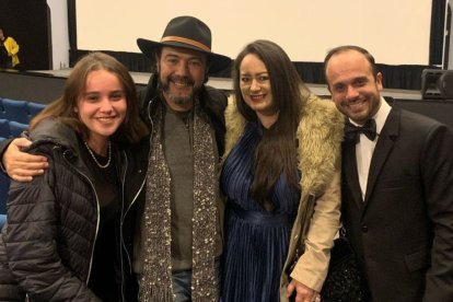 José Luis Dueñas (traje negro) está junto a María Fernanda López (vestido azul) en el teaser de su película.