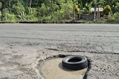 Los baches son un problema en esta vía de Esmeraldas.