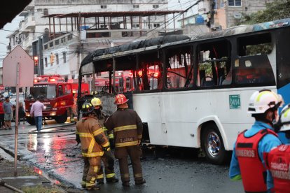 Así quedó el bus de transporte urbano.
