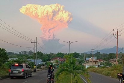 La columna de ceniza, con una característica forma de hongo, permaneció visible durante varias horas