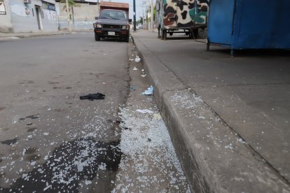 En el sitio del hecho violento en Durán quedaron restos de vidrios del taxi.