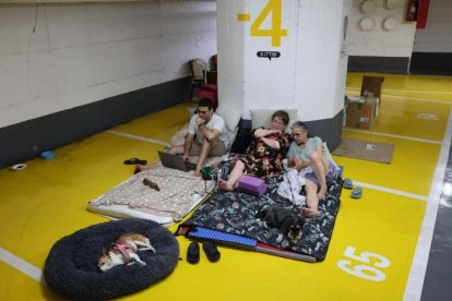 Personas pasan la noche en un estacionamiento subterráneo en medio de las amenazas de ataques con misiles balísticos iraníes, en Tel Aviv, Israel, el 17 de junio de 2025.