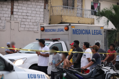 Curiosos se reunieron en el lugar del crimen para observar.