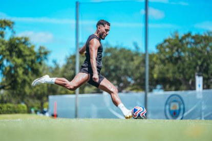 Rayan Cherki hará su debut con Manchester City.