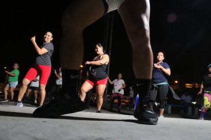 Las estudiantes les meten ganas a las clases, pues ‘sacudirse’ también ayuda a quemar las libras de más.