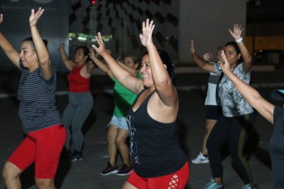 Además de los beneficios para la salud física, la bailoterapia mejora el estado de ánimo y ayuda a eliminar el estrés.