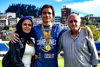 El joven arquero sigue el legado de su padre, Eduardo Bores Jatton (d).