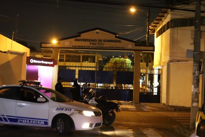 Policías se mantuvieron en los exteriores del establecimiento universitario.