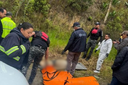 Personal del Cuerpo de Bomberos de Guachapala durante las labores de rescate.