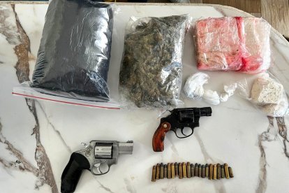 Estas evidencias fueron halladas en poder de dos de los sospechosos del crimen.