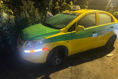 En este taxi fue llevada la víctima a El Troje, sur de Quito, y fue baleada.