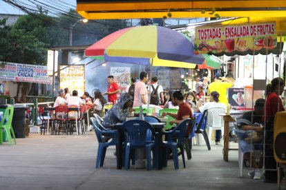El ingreso al sector es altamente comercial. Muchos restaurantes llenan sus sillas desde temprano.