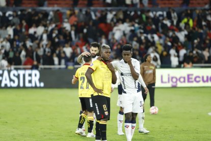Liga de Quito y Barcelona SC se enfrentaron en el estadio Rodrigo Paz.