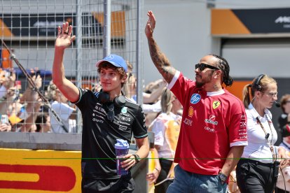 Antonelli en la foto junto a su colega Lewis Hamilton.