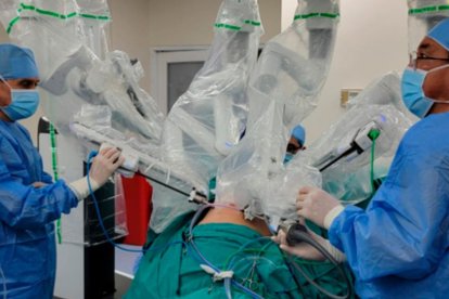 El sistema Da Vinci, utilizado por el IESS, representa una inversión considerable