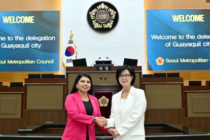 Concejala Emily Vera y Ok Jae-eun