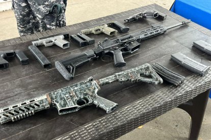 Arsenal incautado a detenidos.