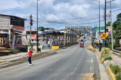 El cuerpo de la mujer quedó en vía pública.