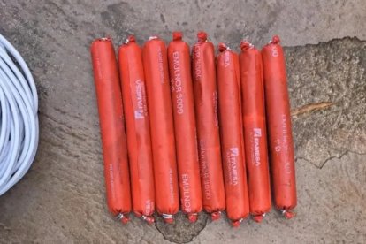 Los tacos explosivos fueron encontrados en una bodega junto a las mechas para su uso.