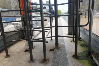 En las paradas se evidencia el deterioro.