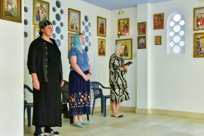 Entre recuerdos, trabajo y fe, Iryna construye su vida diaria a miles de kilómetros de su país.