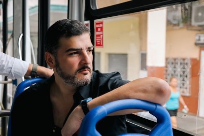 El alcalde Aquiles Álvarez subido en uno de los buses de la Troncal 4, durante su recorrido.