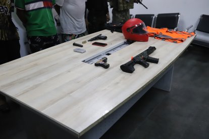 Dos armas de juguete fueron encontradas durante el operativo.
