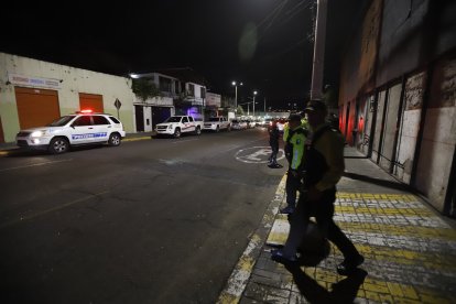 Agentes y unidades especiales acudieron al lugar del atentado para iniciar las investigaciones.