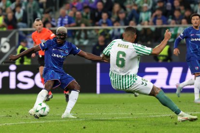 Moisés Caicedo es titular fijo en la volante de Chelsea.