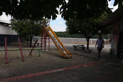 El cuerpo fue hallado cerca de un plantel educativo, situación que alarmó a padres de familia.