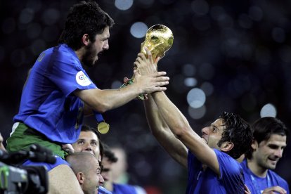 Gatusso (i) levantó con la selección de Italia la Copa del Mundo 2006.