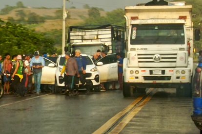 La víctima se movilizaba en un vehículo por la vía Tosagua - Chone.