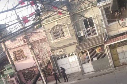 El cuerpo quedó tendido en una esquina.