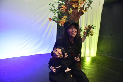 Ruth Montenegro interpreta a la abuela sabia de Valentina y canta.