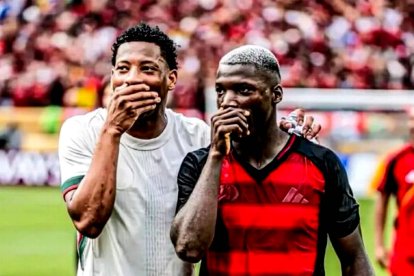 Gonzalo Plata y Moisés Caicedo intercambiaron camisetas.