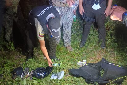 para la presumible fuga de preso en la penitenciaría. 2 agentes del servicio penitenciario dentro de sus chalecos.