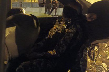 Las Fuerzas Armadas detuvieron a esos dos guías y los entregaron a la Policía para las investigaciones correspondientes.