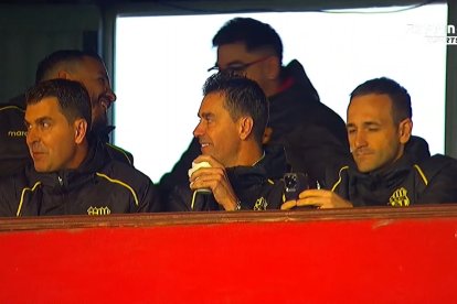 Ismael Rescalvo (i) ve el partido entre Mushuc Runa y Barcelona SC en el estadio Olímpico de Riobamba, el pasado domingo 22 de junio.