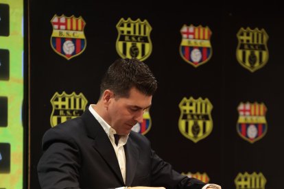 Ismael Rescalvo posó junto a la camiseta amarilla.