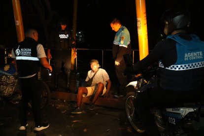 Un ciudadano en estado etílico tuvo que ser despertado por agentes metropolitanos.