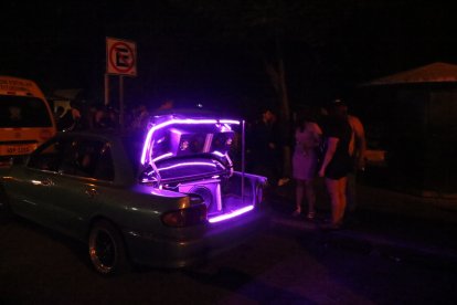 Autos modificados llegan al sector, con parlantes con música a todo volumen.