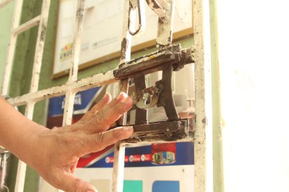 La explosión registrada ayer causó daños en la puerta de ingreso al negocio.